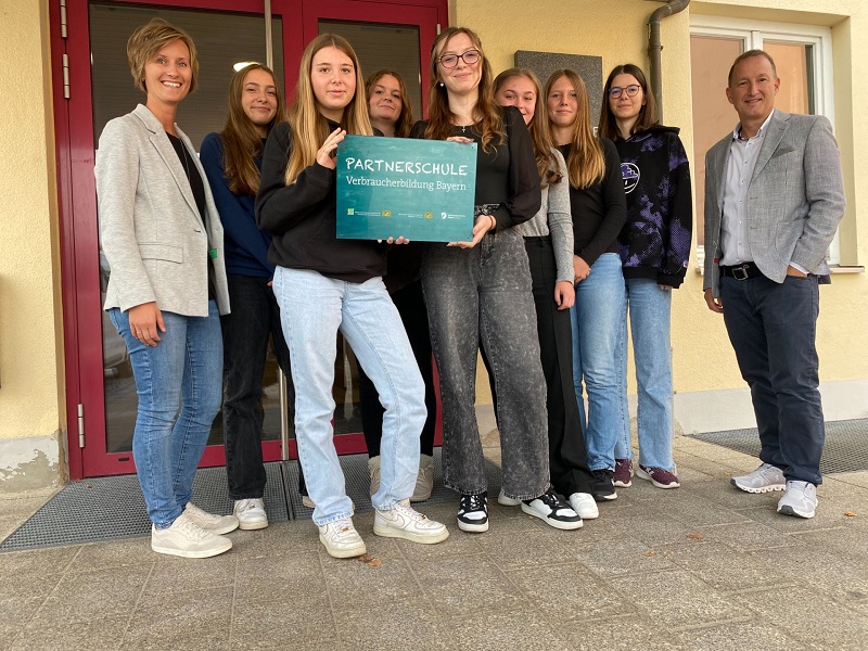 Realschule Simbach als „Partnerschule Verbraucherbildung Bayern“ ausgezeichnet