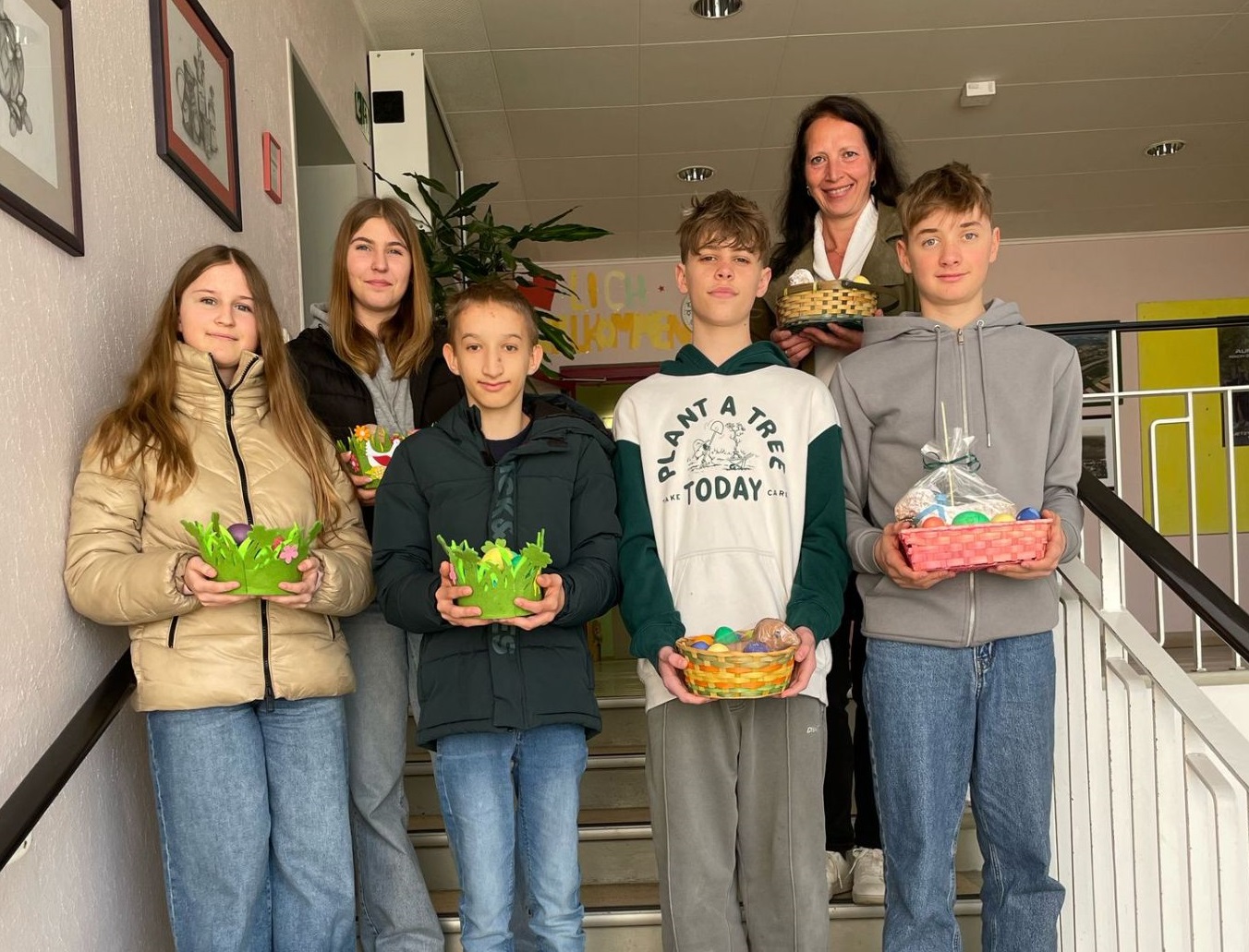 Realschüler bereiten Senioren eine kleine Osterüberraschung