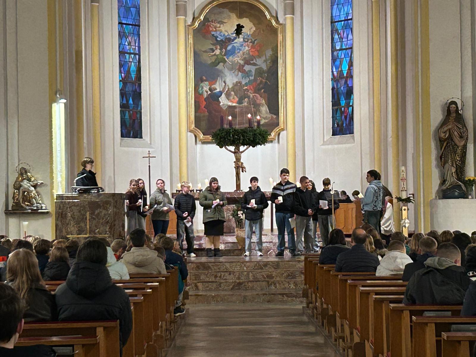 Realschule feiert einen Gottesdienst im Advent 