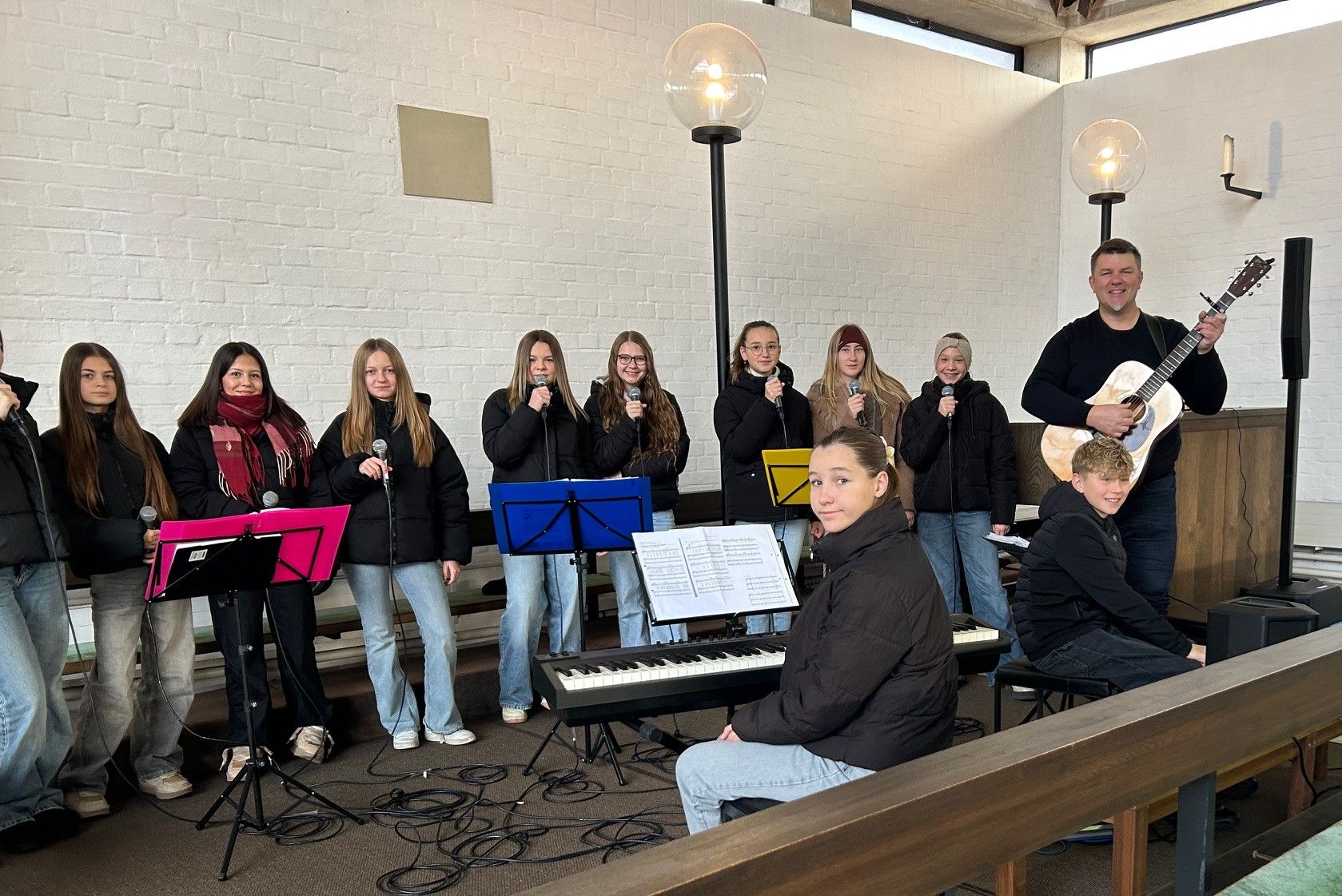 Schulband spielt im Gottesdienst