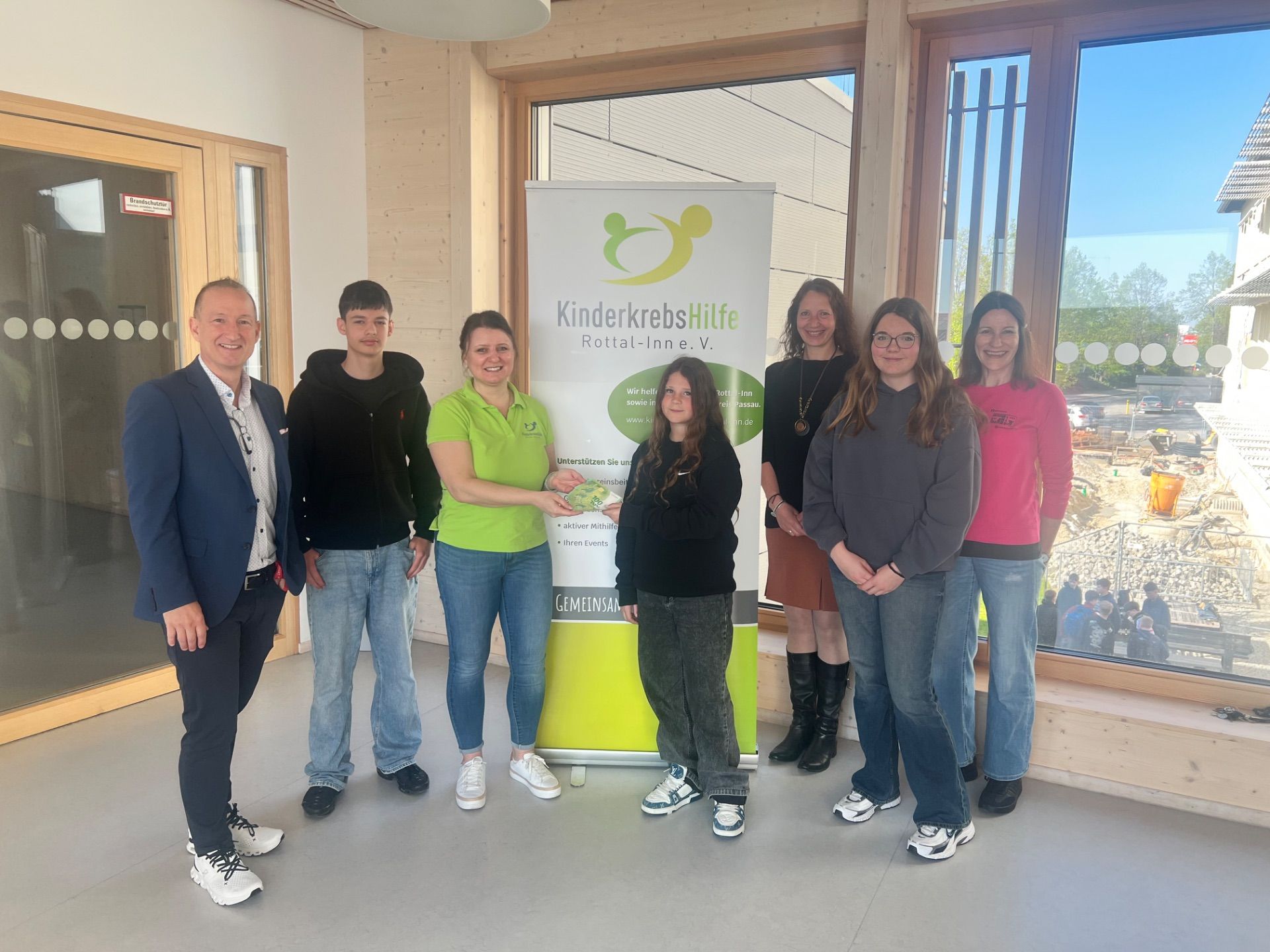 Charity-Kids der Realschule spenden 700 Euro an die Kinderkrebs-hilfe Rottal e.V.